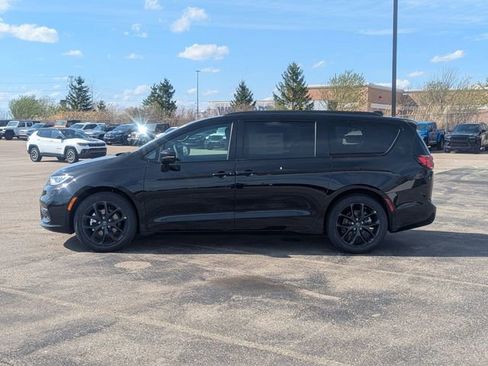 New 2026 Chrysler Pacifica Select w/ S Appearance Package image 6