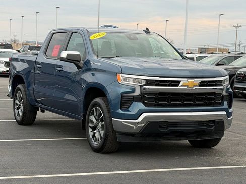 Used 2024 Chevrolet Silverado 1500 LT image 2