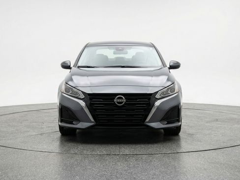 Used 2025 Nissan Altima 2.5 SV FWD image 2