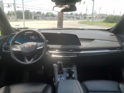 Used 2024 Cadillac XT4 Premium Luxury FWD image 9
