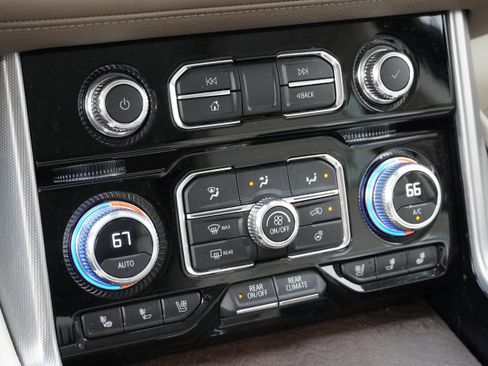 Used 2023 GMC Yukon Denali w/ Advanced Technology Package AWD/4WD image 29