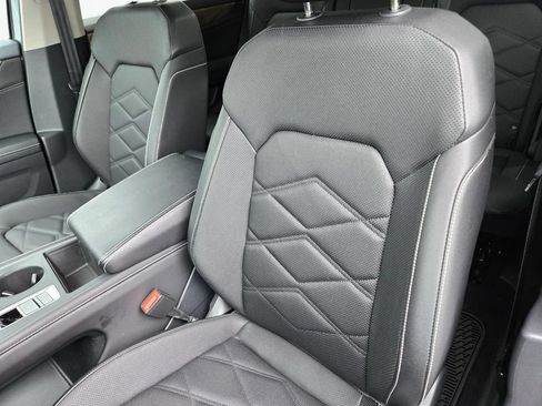 Used 2025 Volkswagen Atlas SE FWD image 16