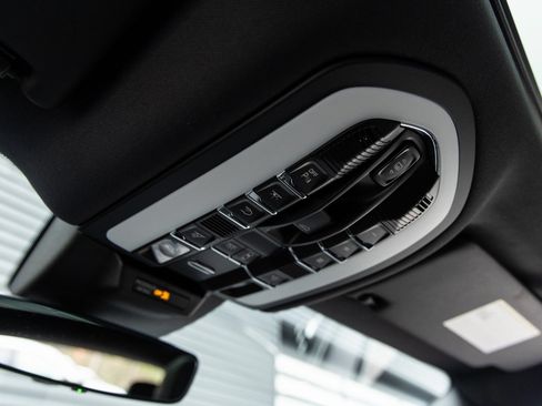 Used 2026 Porsche Macan AWD/4WD image 19