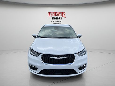 Used 2023 Chrysler Pacifica Touring-L FWD image 2
