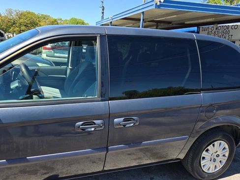 Used 2007 Chrysler Town & Country image 2