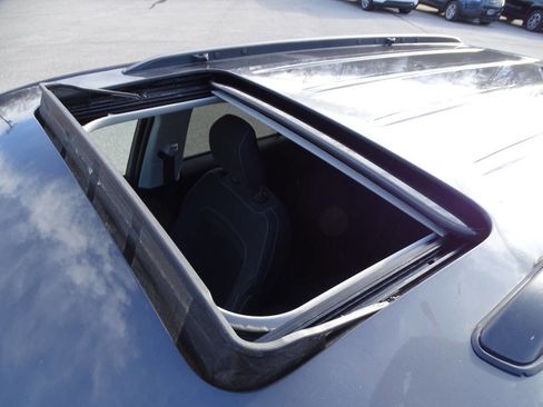 Used 2023 Jeep Grand Cherokee Laredo image 3