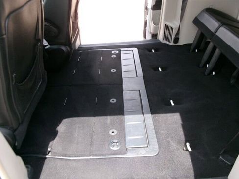 Used 2016 Chrysler Town & Country Touring FWD image 14