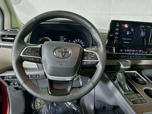 Used 2024 Toyota Sienna XLE FWD image 15