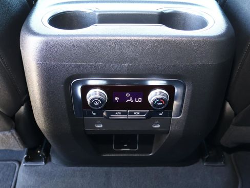 Used 2022 GMC Yukon SLT w/ SLT Premium Package image 14