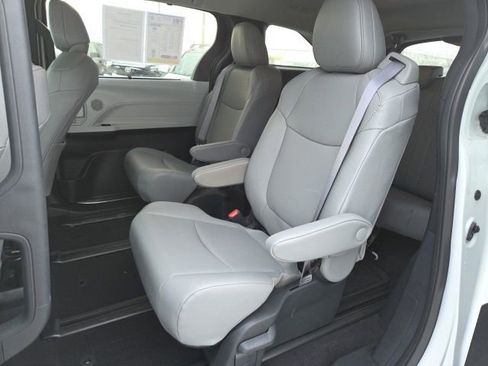 Used 2025 Toyota Sienna XLE image 12