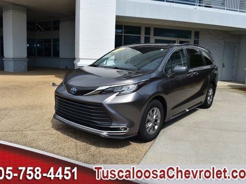 Used 2023 Toyota Sienna XLE FWD image 5