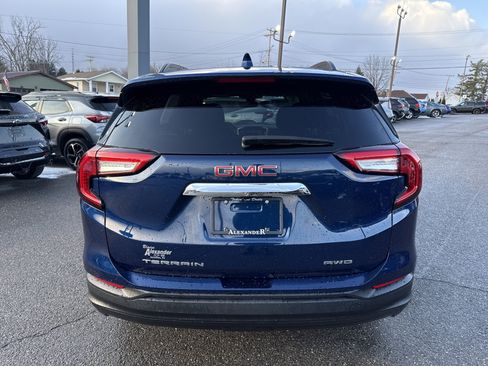 Used 2023 GMC Terrain SLE w/ Driver Convenience Package image 4