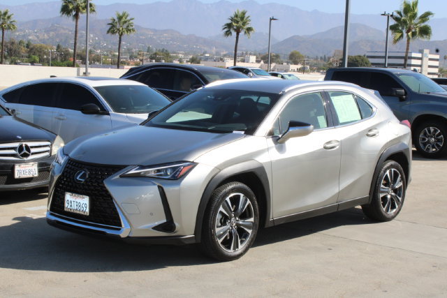 Certified 2022 Lexus UX 200 w/ Accessory Package (Z2) FWD image 3