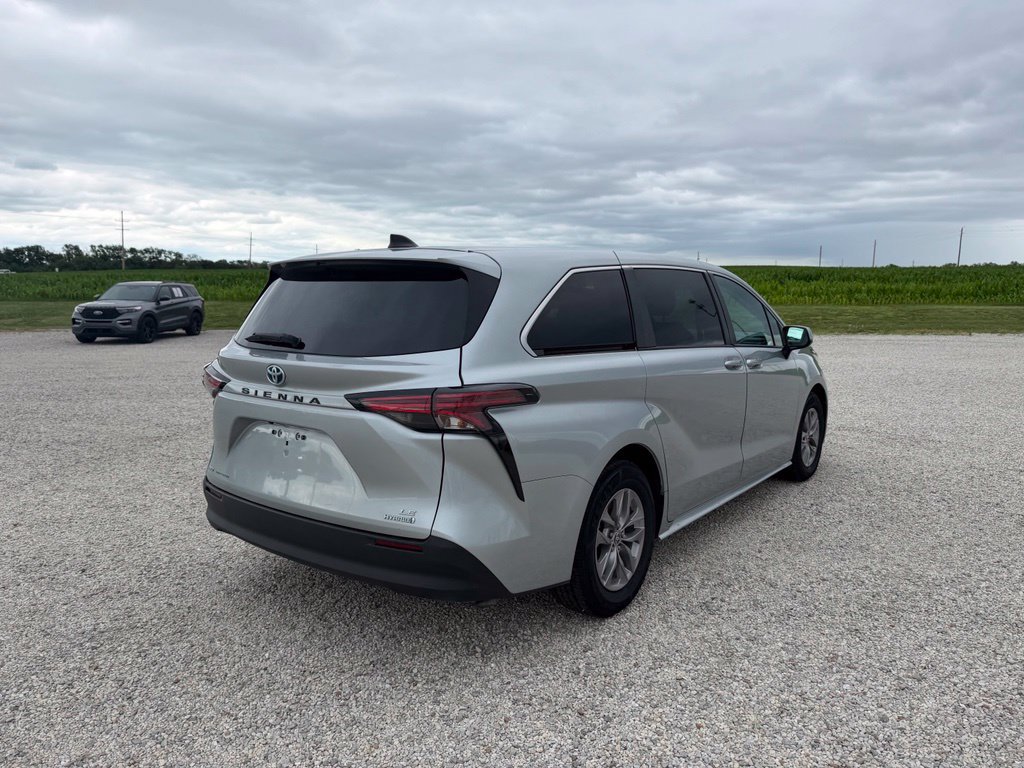 Used 2022 Toyota Sienna LE AWD/4WD image 3