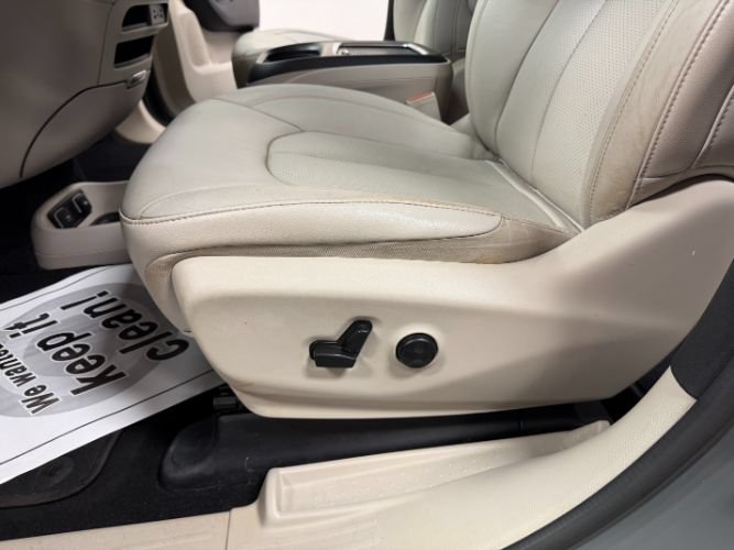 Used 2021 Chrysler Pacifica Touring-L FWD image 12