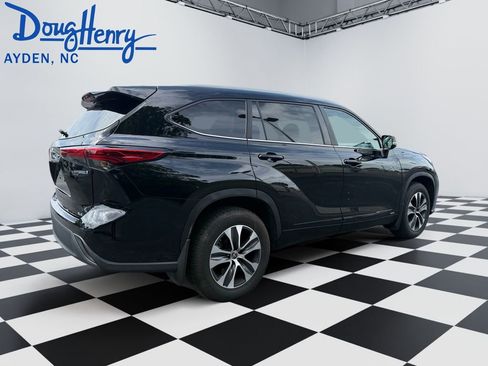 Used 2023 Toyota Highlander XLE AWD/4WD image 5