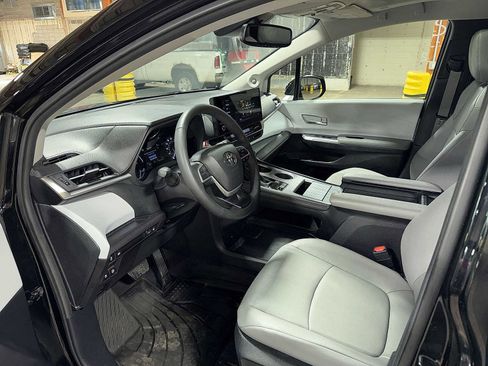 Used 2025 Toyota Sienna XLE w/ XLE Plus Package AWD/4WD image 32