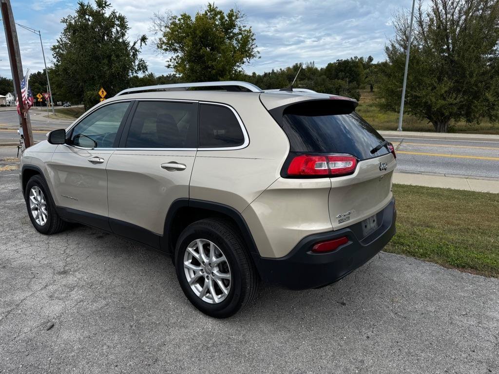 Used 2015 Jeep Cherokee Latitude w/ Cold Weather Group AWD/4WD image 4