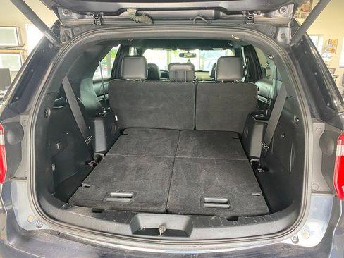 Used 2017 Ford Explorer XLT w/ Equipment Group 202A AWD/4WD image 16