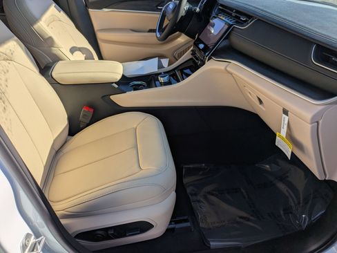 New 2025 Jeep Grand Cherokee Limited image 32