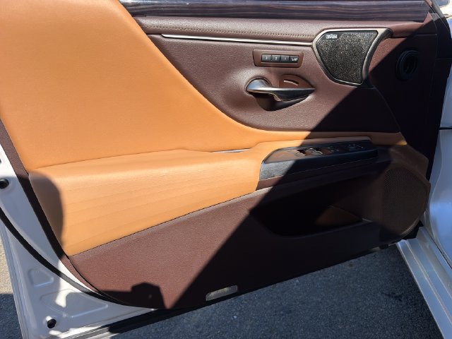 Used 2021 Lexus ES 300h Ultra Luxury w/ Accessory Package 2 FWD image 12