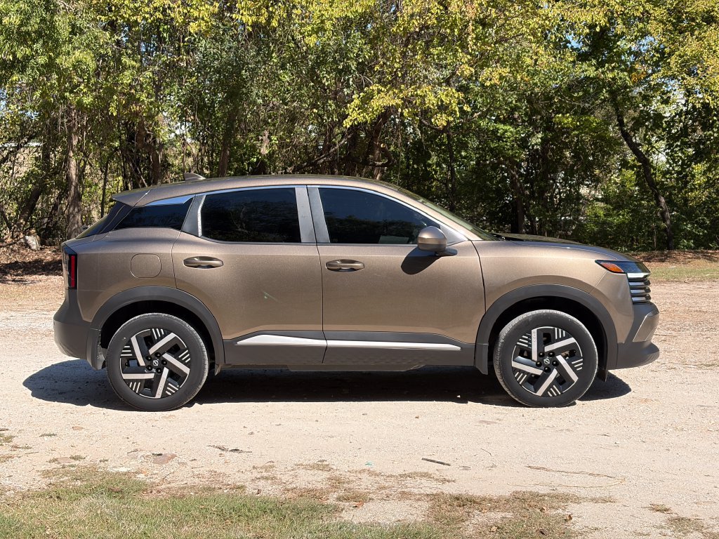 Used 2025 Nissan Kicks SV FWD image 2