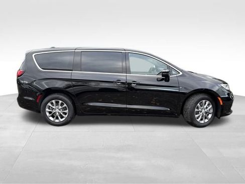 New 2026 Chrysler Pacifica Select image 8