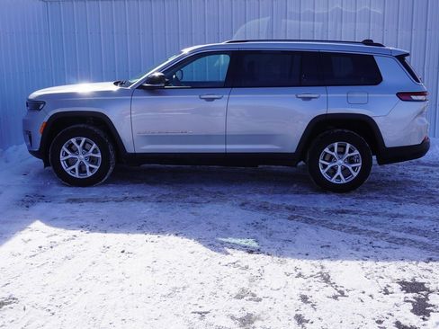 Used 2023 Jeep Grand Cherokee L Limited w/ Luxury Tech Group II image 3