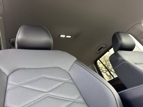 Used 2025 Volkswagen Atlas SE image 19