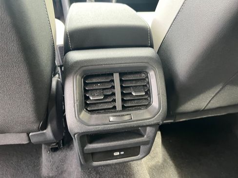 Used 2025 Volkswagen Taos SE image 23