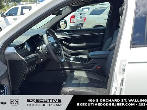 Used 2023 Jeep Grand Cherokee Overland w/ Luxury Tech Group IV AWD/4WD image 10