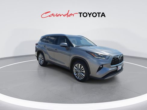 Certified 2026 Toyota Highlander Platinum image 2