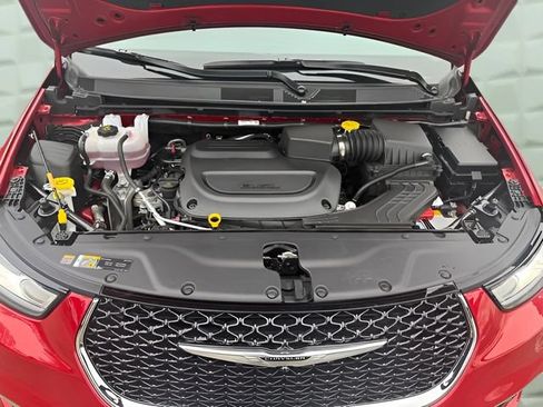 Certified 2024 Chrysler Pacifica Limited FWD image 13