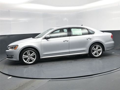 Used 2015 Volkswagen Passat 1.8T SEL Premium image 3