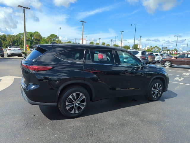 Used 2022 Toyota Highlander XLE FWD image 5