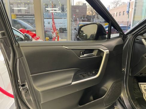 Used 2022 Toyota RAV4 SE w/ Convenience Package image 11