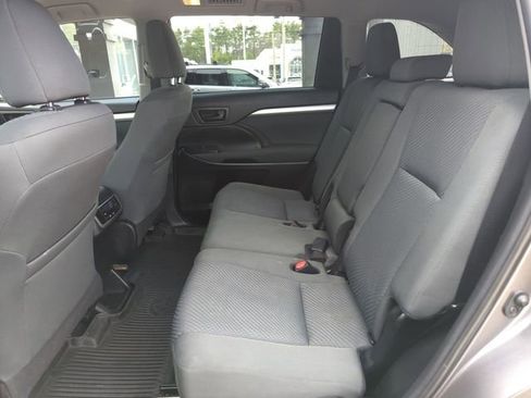 Used 2019 Toyota Highlander LE AWD/4WD image 28