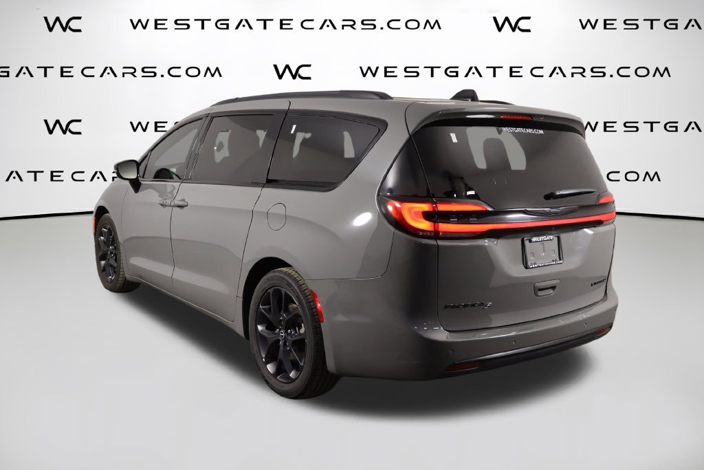 Used 2025 Chrysler Pacifica Limited FWD image 45