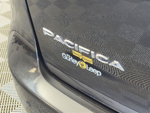 Used 2023 Chrysler Pacifica Touring-L FWD image 20