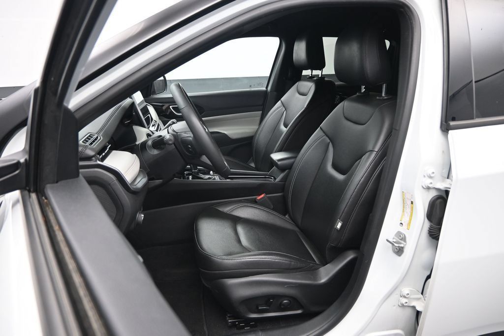 Used 2025 Jeep Compass Limited AWD/4WD image 21