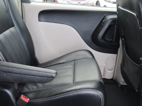 Used 2014 Chrysler Town & Country Touring FWD image 36