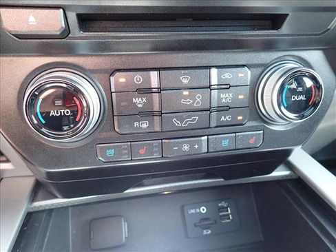 Used 2015 Ford F150 Lariat w/ Equipment Group 502A Luxury AWD/4WD image 24
