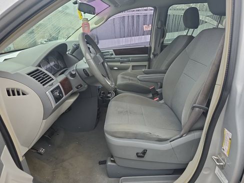 Used 2010 Chrysler Town & Country Touring image 16