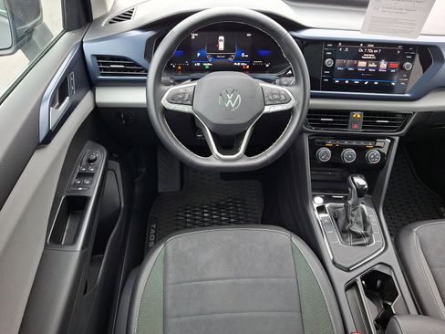 Certified 2023 Volkswagen Taos SE w/ Panoramic Sunroof Package image 11