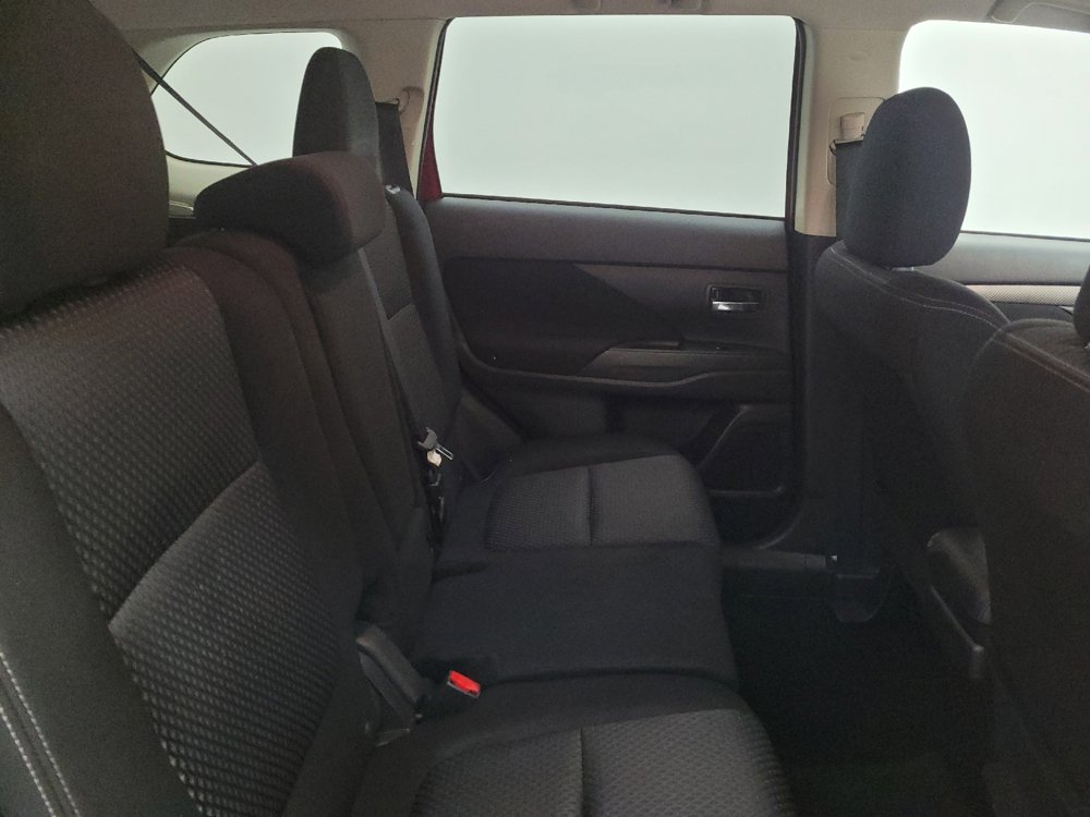 Used 2016 Mitsubishi Outlander SE AWD/4WD image 19