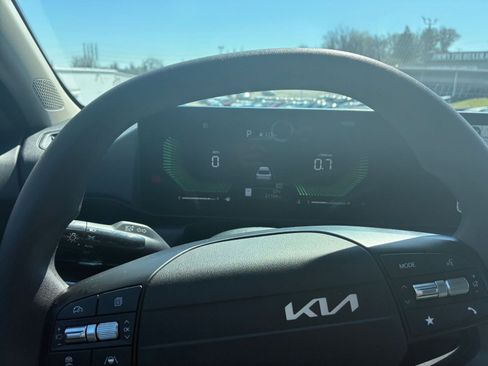 Used 2025 Kia K4 LXS image 29