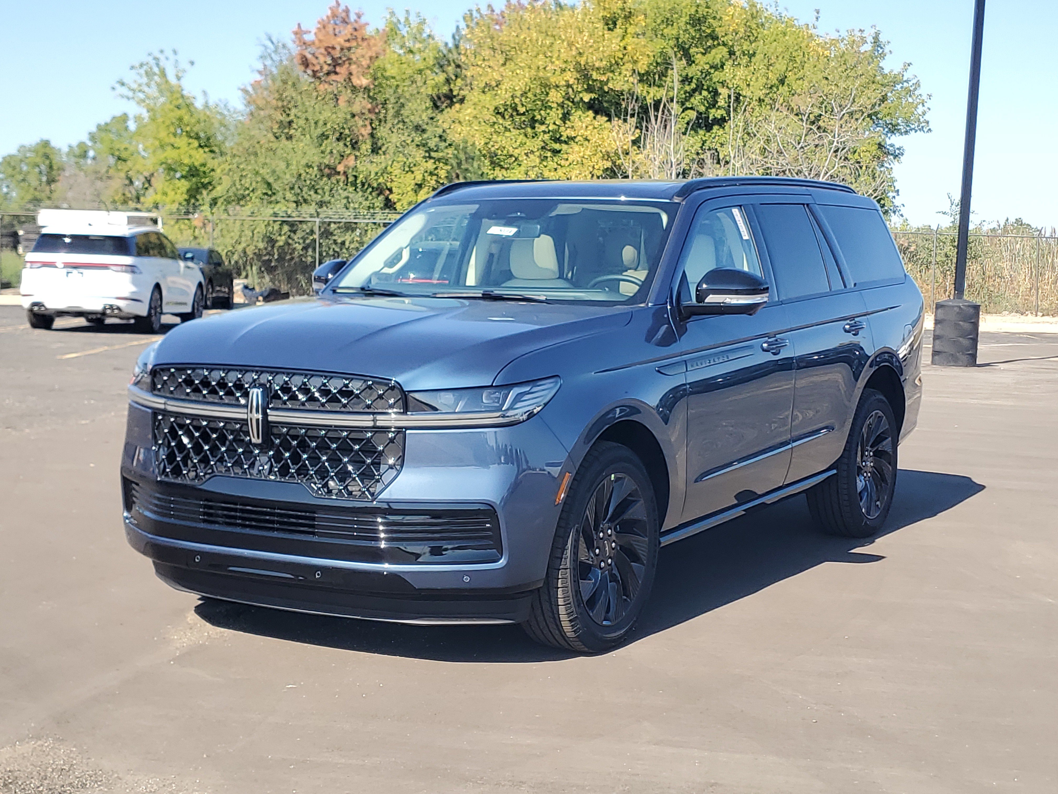 New 2027 Lincoln Navigator Reserve w/ Jet Appearance Package AWD/4WD image 2