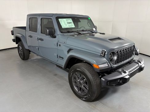 New 2026 Jeep Gladiator Sport AWD/4WD image 2