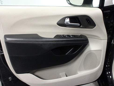 Used 2023 Chrysler Pacifica Touring-L FWD image 11