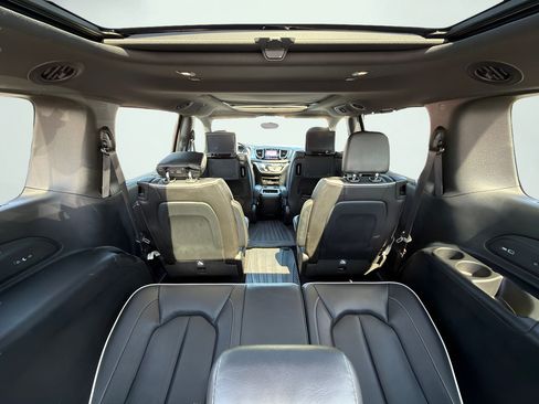 Used 2020 Chrysler Pacifica Limited FWD image 31